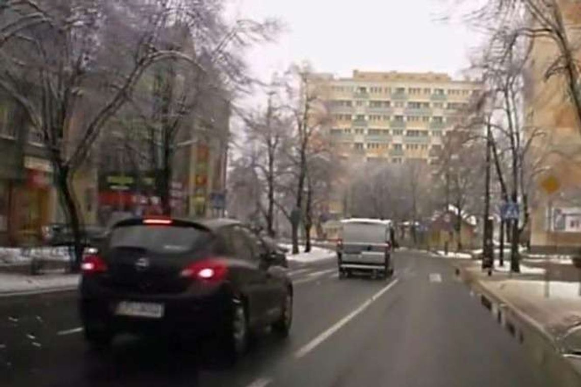 "Uwaga Pirat". Policjanci z Puław łamią przepisy? Nagrał ich internauta