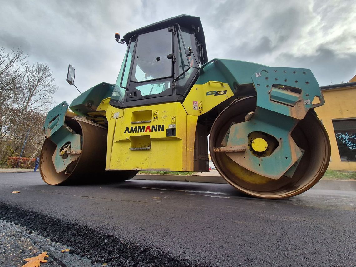 Walec drogowy Ammann podczas układania nowej nawierzchni asfaltowej na ulicy w trakcie remontu drogi