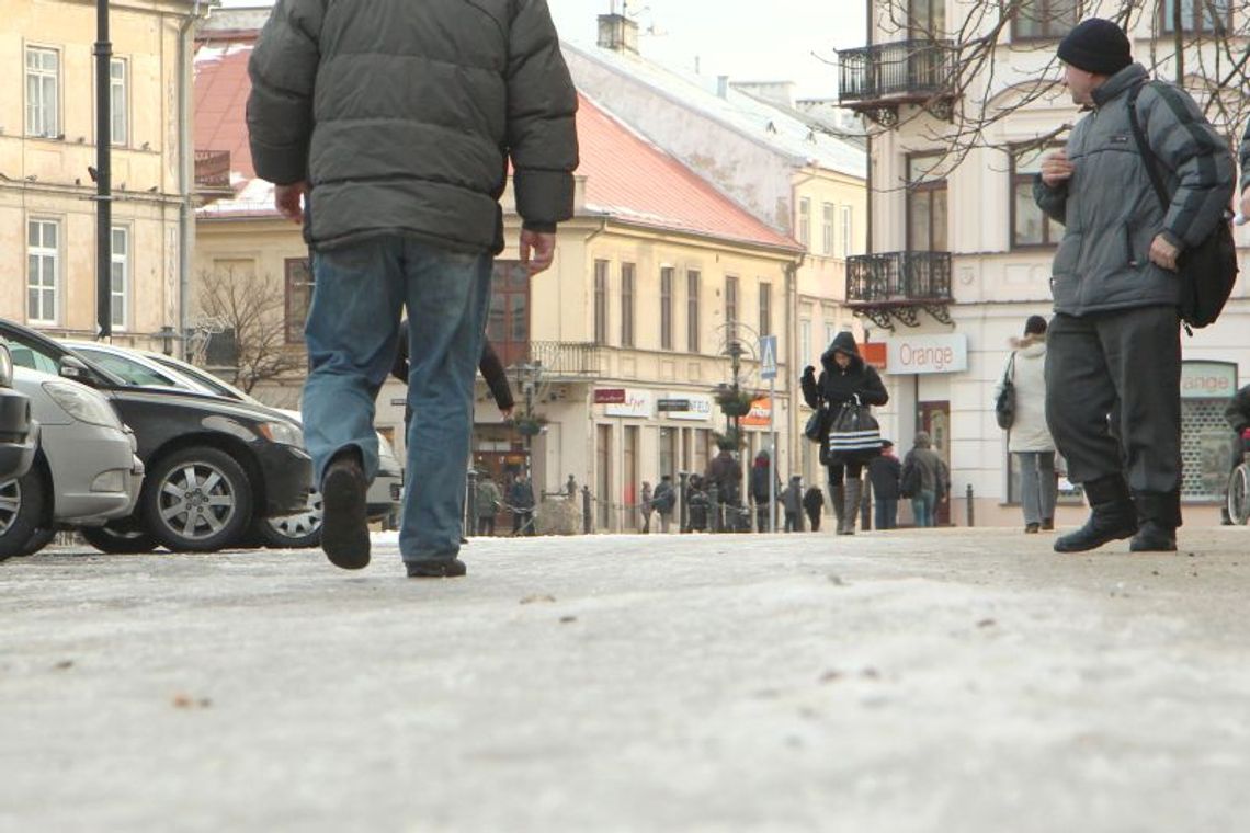 Uwaga! Ślisko na chodnikach Uwaga! Ślisko na chodnikach