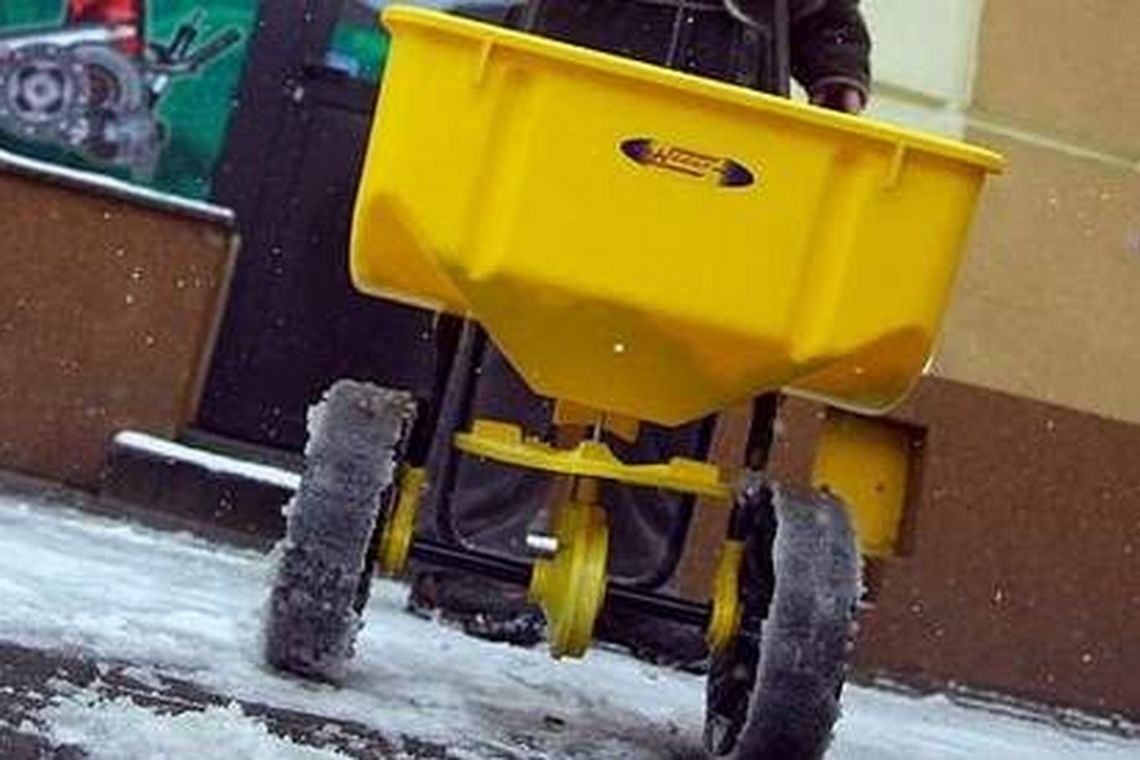 Uwaga! Ślisko na drogach i chodnikach. Przez cały dzień