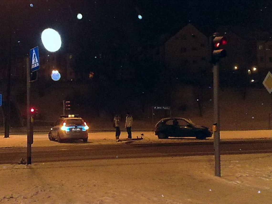 Uwaga ślisko. Opel wypadł z drogi na Jana Pawła II