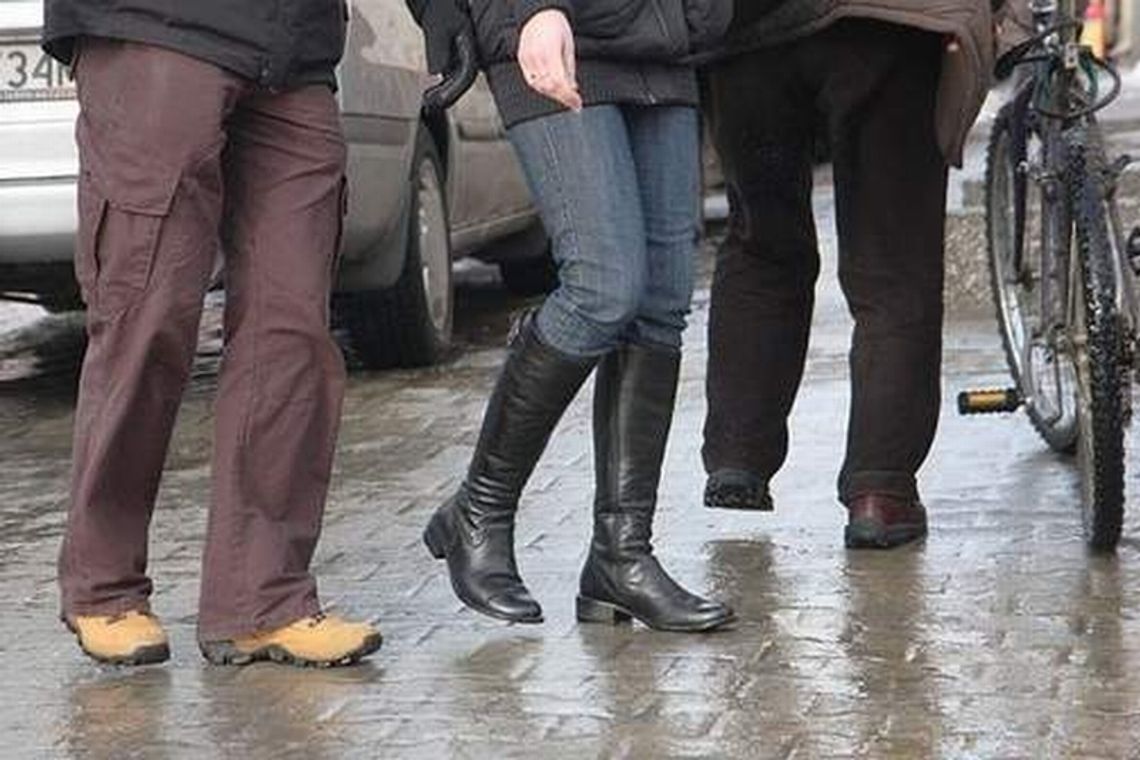 Uwaga! Temperatura w dół. \"Szklanka\" na jezdni i chodnikach