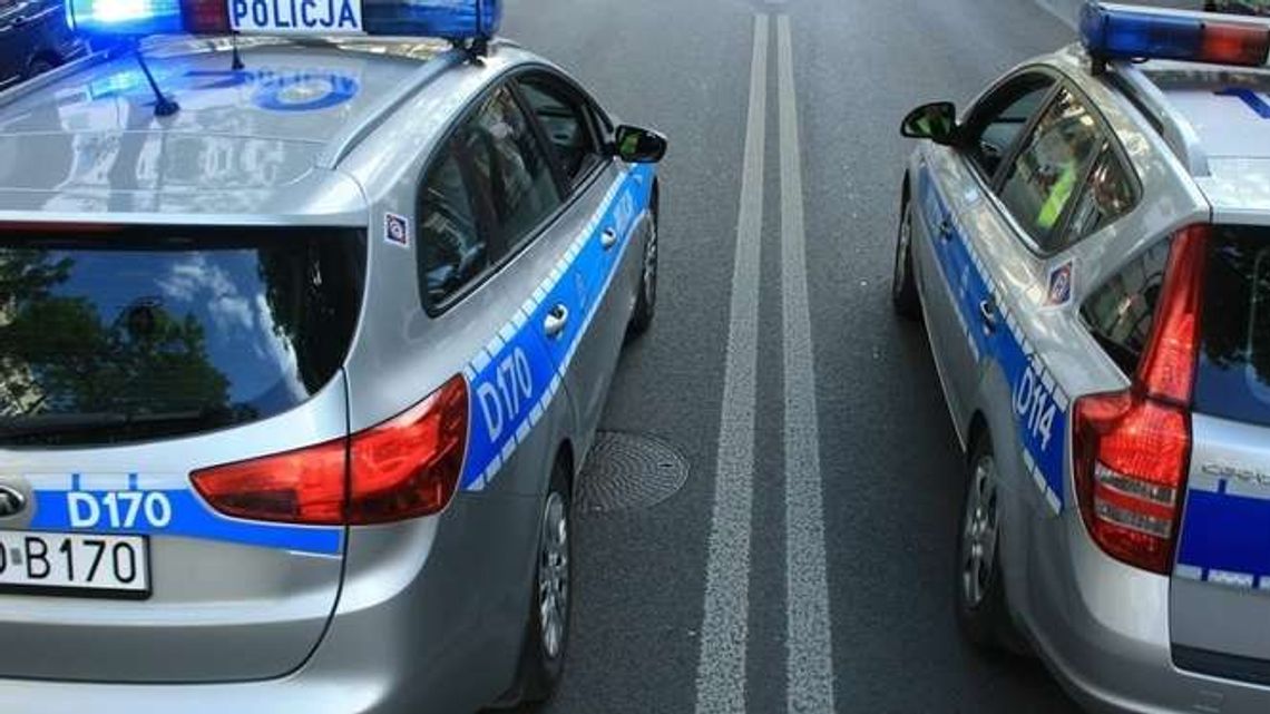 Użądliły go osy i zaczął puchnąć. Policjanci eskortowali go do szpitala