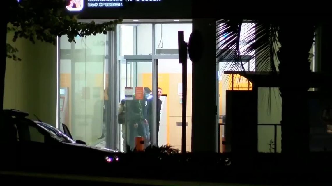 Uzbrojony napastnik opuścił bank z granatem w rękach. Zabrał ze sobą trzech zakładników i pół mln dol.