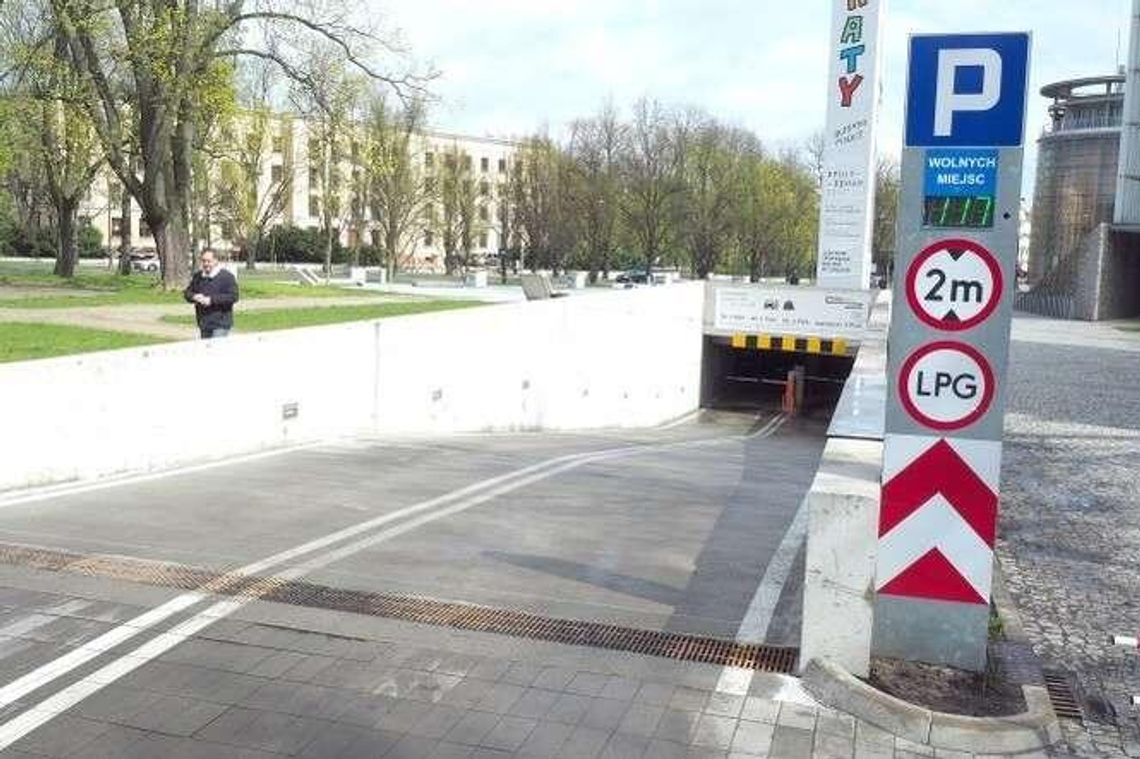 Uziemieni po koncercie w CSK. Ratusz interweniuje i chce wymiany sprzętu na parkingu Uziemieni po koncercie w CSK. Ratusz interweniuje i chce wymiany sprzętu na parkingu
