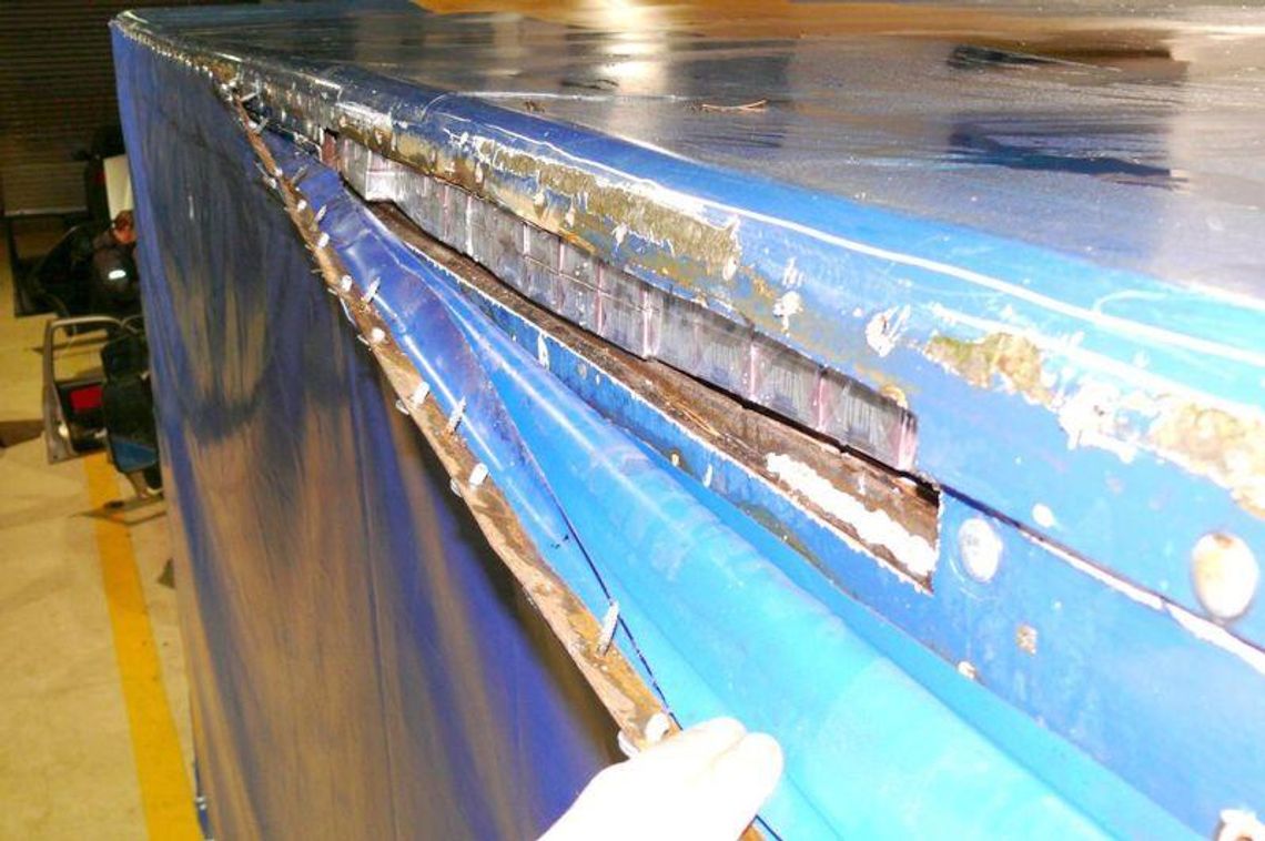 Vivi znów miał nosa. Wyczuł przemycane papierosy