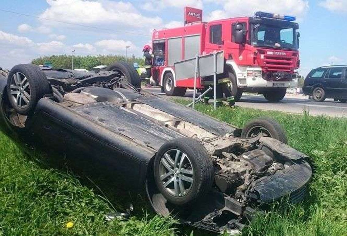Volkswagen dachował. Jedna osoba trafiła do szpitala