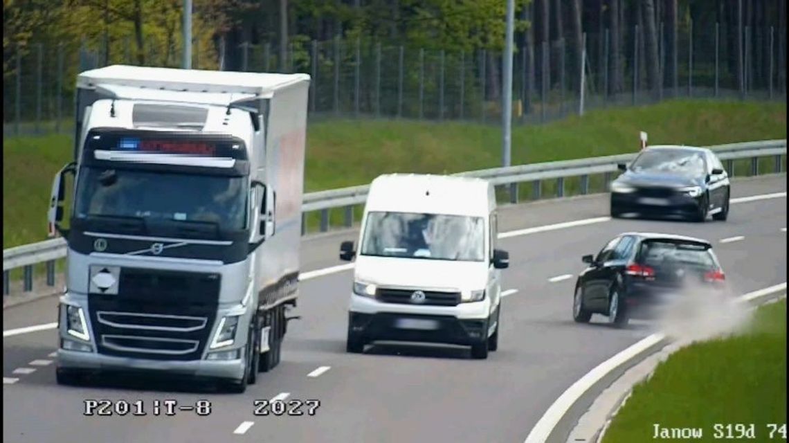 Volkswagen jechał ekspresówką pod prąd. Nagranie z monitoringu Volkswagen jechał ekspresówką pod prąd. Nagranie z monitoringu