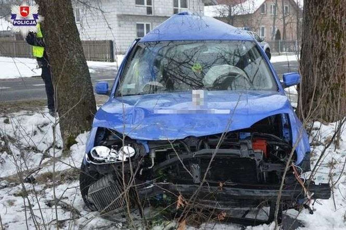Volkswagen uderzył w drzewo. 18-letni kierowca wpadł w poślizg  