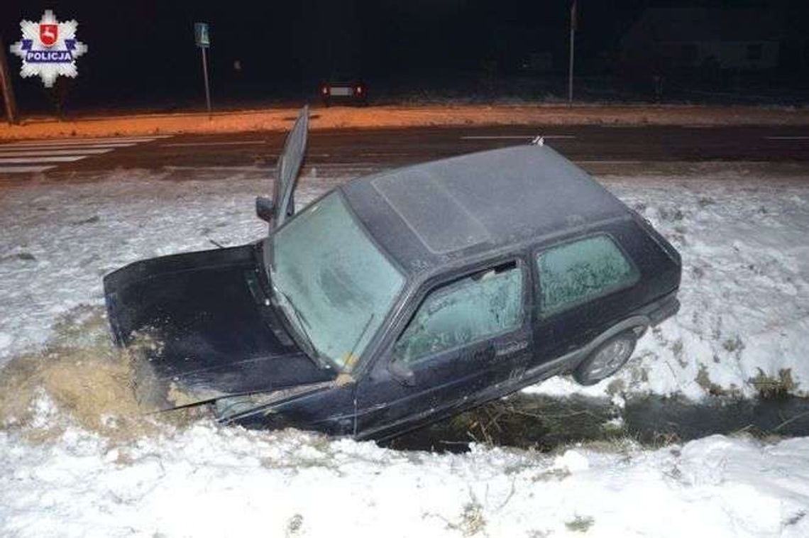 Volkswagen uderzył w skarpę. Auto nie miało badań technicznych Volkswagen uderzył w skarpę. Auto nie miało badań technicznych