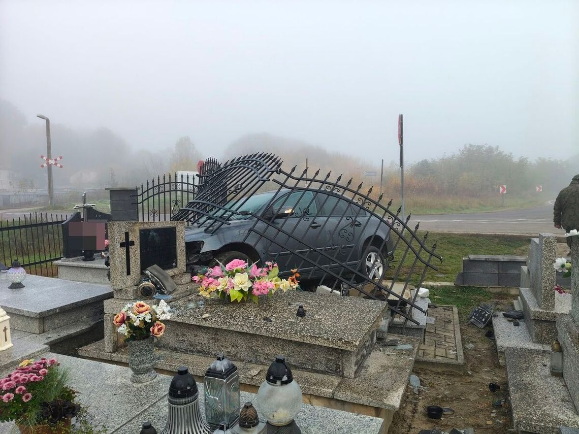 Volvo wjechało w ogrodzenie cmentarza. Uszkodzonych pięć nagrobków Volvo wjechało w ogrodzenie cmentarza. Uszkodzonych pięć nagrobków