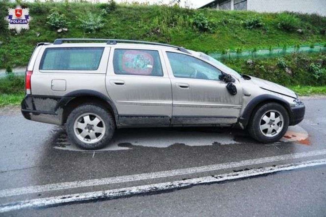 Volvo zjechało do rowu. 3-latka w szpitalu