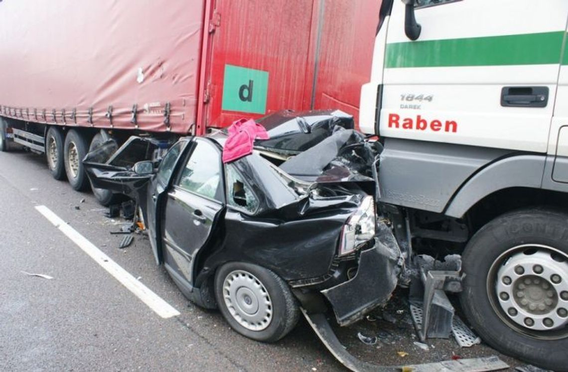 Volvo zmiażdżone w karambolu między tirami (zdjęcia)