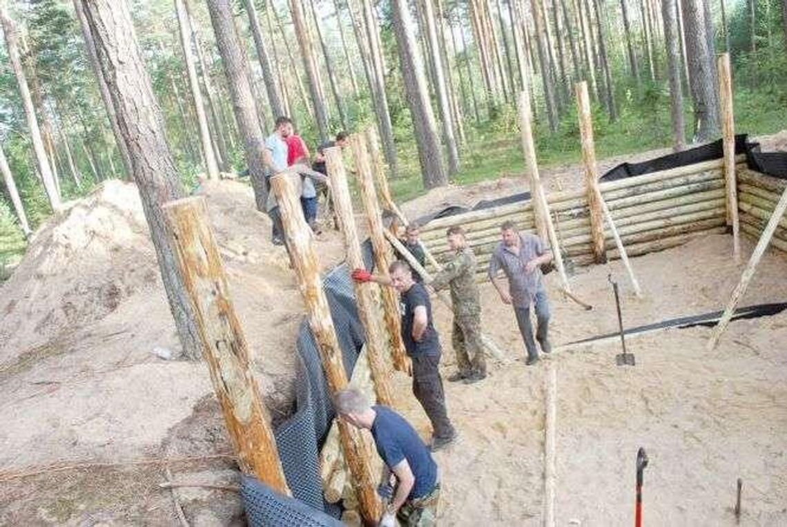 W Aleksandrowie budują obóz partyzancki. "Pomyśleliśmy, że jesteśmy to winni porucznikowi"