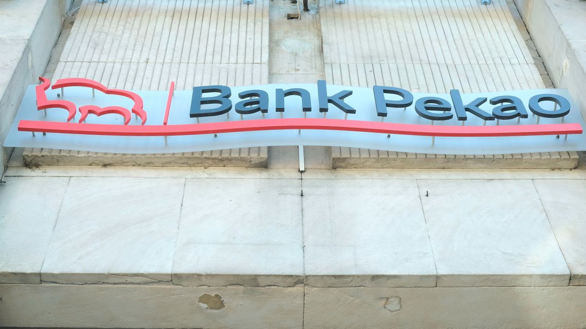 W banku pracownicy chodzą ubrani na czarno. Dlaczego? W banku pracownicy chodzą ubrani na czarno. Dlaczego?