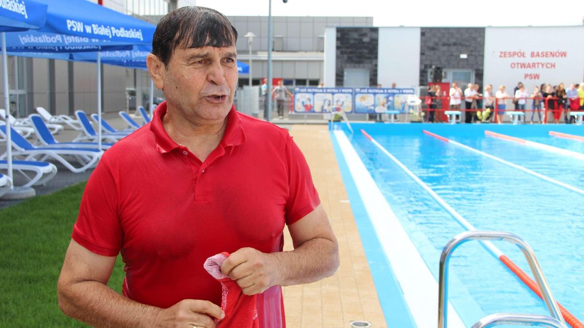 W Białej Podlaskiej powstała pierwsza odkryta pływalnia. Rektor wskoczył do wody [zdjęcia]
