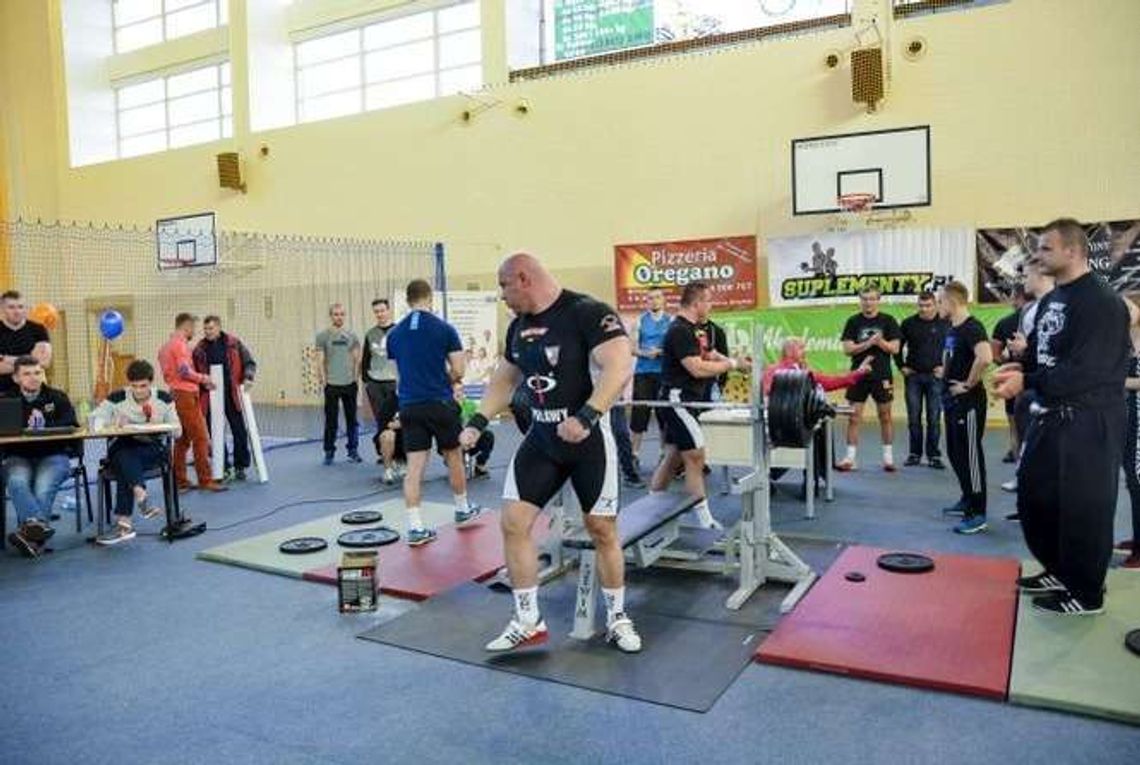 W Białej Podlaskiej rozegrano IV Mikołajkowe Zawody w Wyciskaniu Sztangi Leżąc
