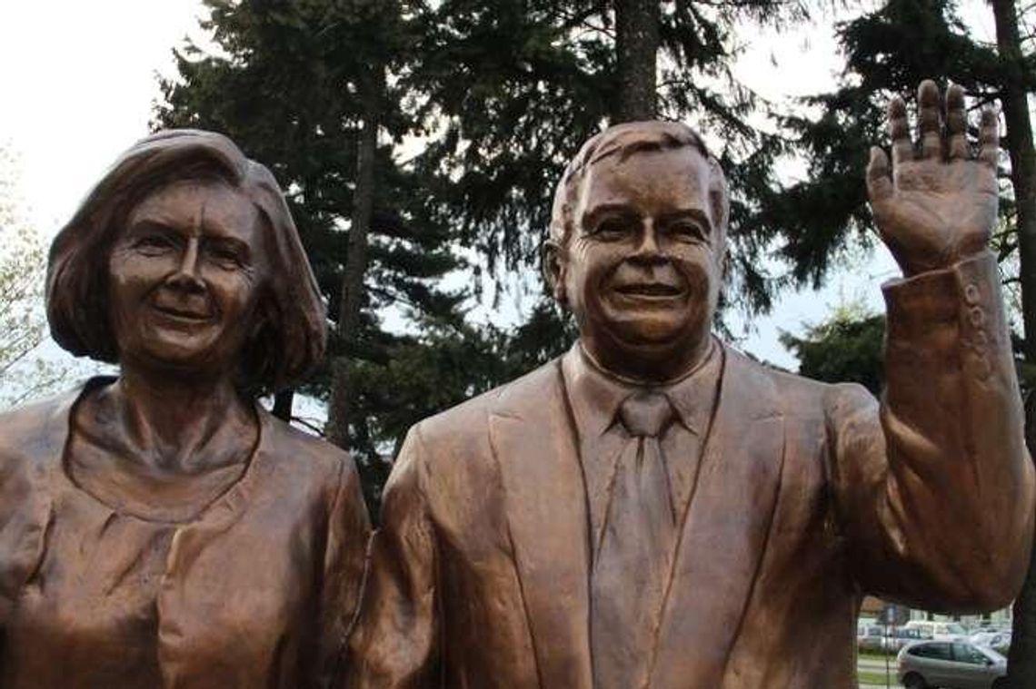 W Białej Podlaskiej stanął pomnik Lecha i Marii Kaczyńskich