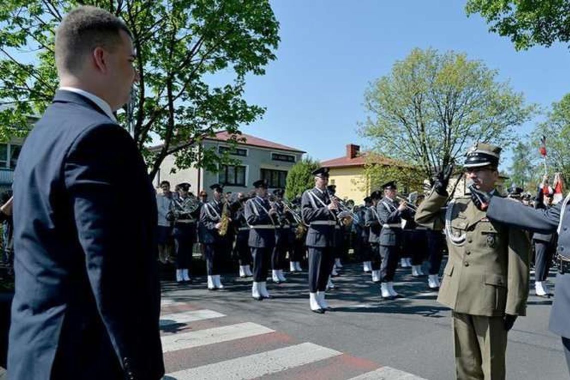 W Białej Podlaskiej wojskowi salutowali Misiewiczowi. Rzecznik MON wręczał patenty oficerskie W Białej Podlaskiej wojskowi salutowali Misiewiczowi. Rzecznik MON wręczał patenty oficerskie
