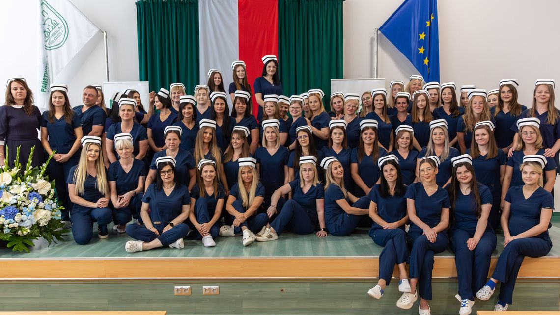 W bieli i dumie – 79 nowych pielęgniarek i pielęgniarzy przyjętych do zawodu w Chełmie