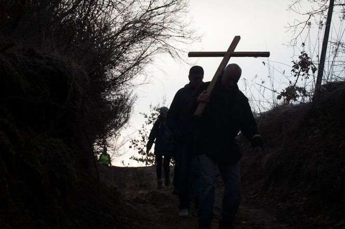 W błocie, nocą do Wąwolnicy. Jeszcze można się zapisać na Ekstremalną Drogę Krzyżową W błocie, nocą do Wąwolnicy. Jeszcze można się zapisać na Ekstremalną Drogę Krzyżową
