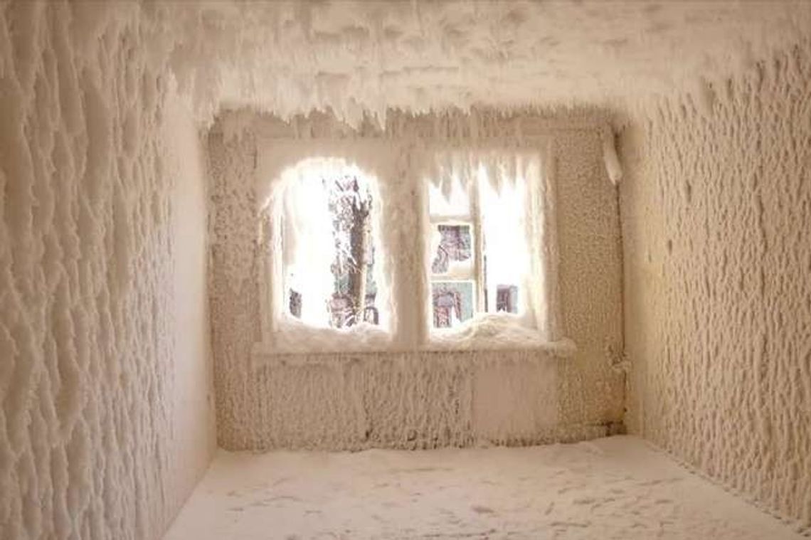 W budynku pękła rura z wodą. Zobacz co zrobił siarczysty mróz