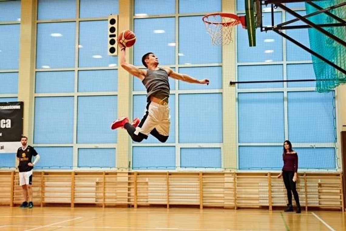 W butach ma 178 cm, a potrafi latać nad koszem. Rozmowa z dunkerem Damianem Harsze W butach ma 178 cm, a potrafi latać nad koszem. Rozmowa z dunkerem Damianem Harsze