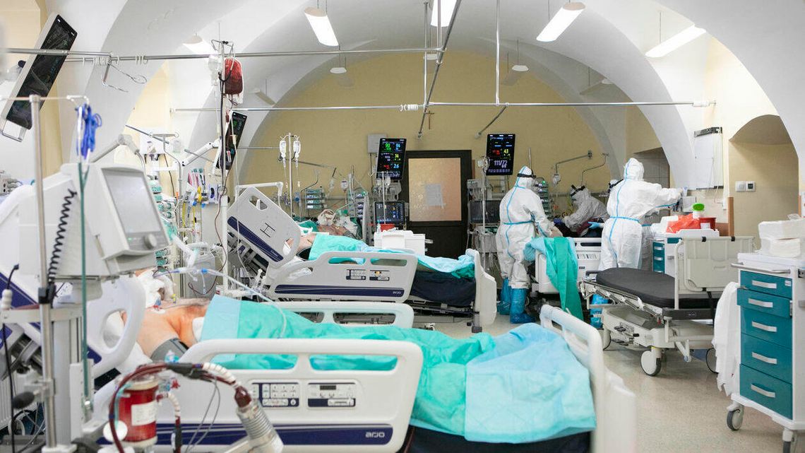 W całym kraju w szpitalach wolna ponad połowa łóżek covidowych