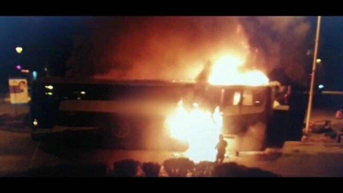 W centrum miasta autokar stanął w ogniu. W środku 31 osób [NAGRANIE]