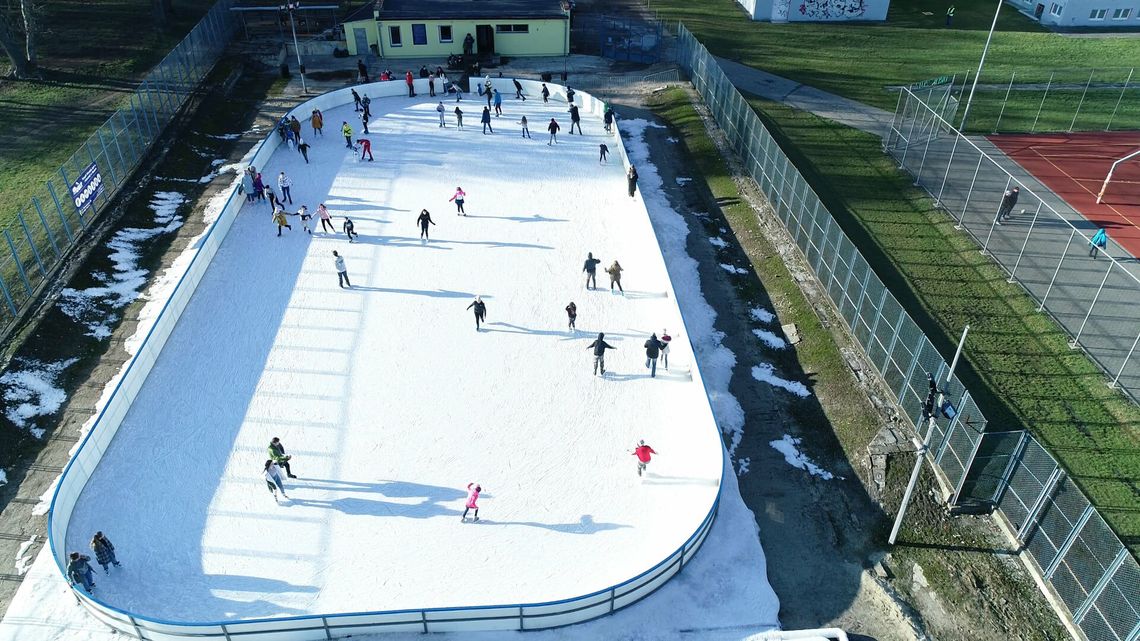 W Chełmie można już śmigać na łyżwach [cennik na lodowisku]