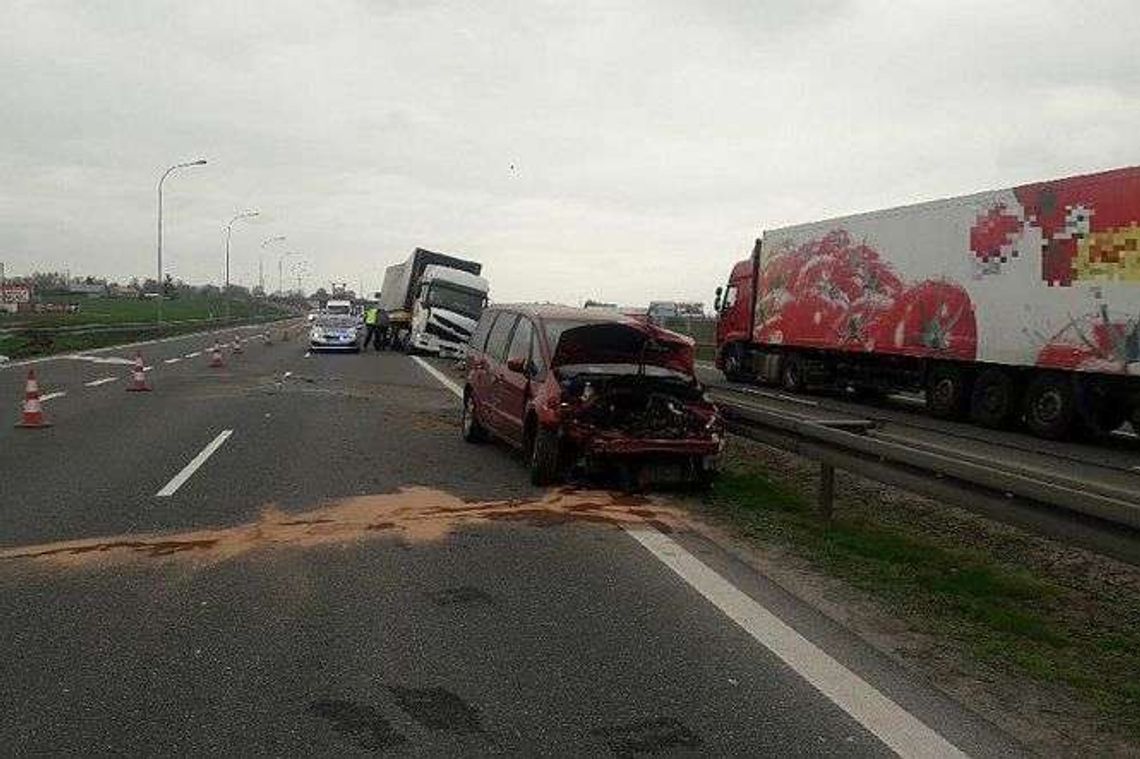 W ciężarówce podczas jazdy pękła opona. TIR zepchnął forda na barierkę W ciężarówce podczas jazdy pękła opona. TIR zepchnął forda na barierkę