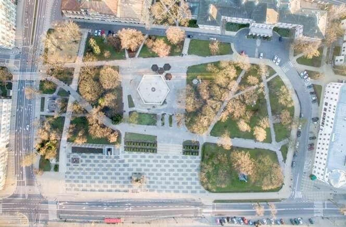 W czwartek zaczną stawiać płot wokół pl. Litewskiego. Będzie można podglądać budowę W czwartek zaczną stawiać płot wokół pl. Litewskiego. Będzie można podglądać budowę