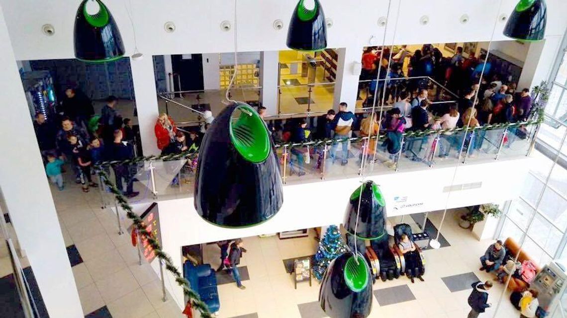 W długiej kolejce na drogi basen. Chełmski Park Wodny przeżywa oblężenie