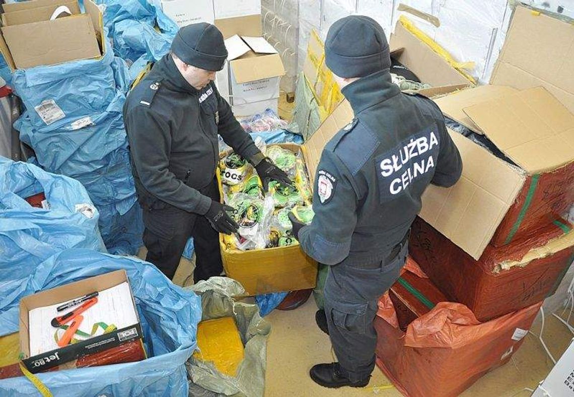 W Dorohusku utknęły tony podróbek. Odzież, akcesoria, elektronika