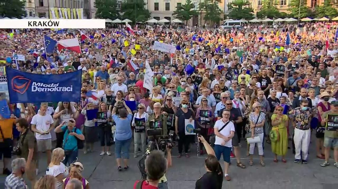W dziesiątkach polskich miast protestowano w obronie TVN i wolnych mediów
