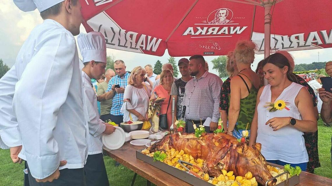 "W dzisiejszych czasach trudno z rolnictwa żyć". Ale na dożynkach rolnicy świętują "W dzisiejszych czasach trudno z rolnictwa żyć". Ale na dożynkach rolnicy świętują