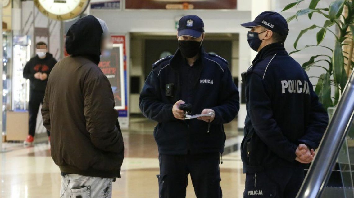 W galeriach handlowych, autobusach i restauracjach. Policja sprawdzi, czy nosisz maseczkę W galeriach handlowych, autobusach i restauracjach. Policja sprawdzi, czy nosisz maseczkę