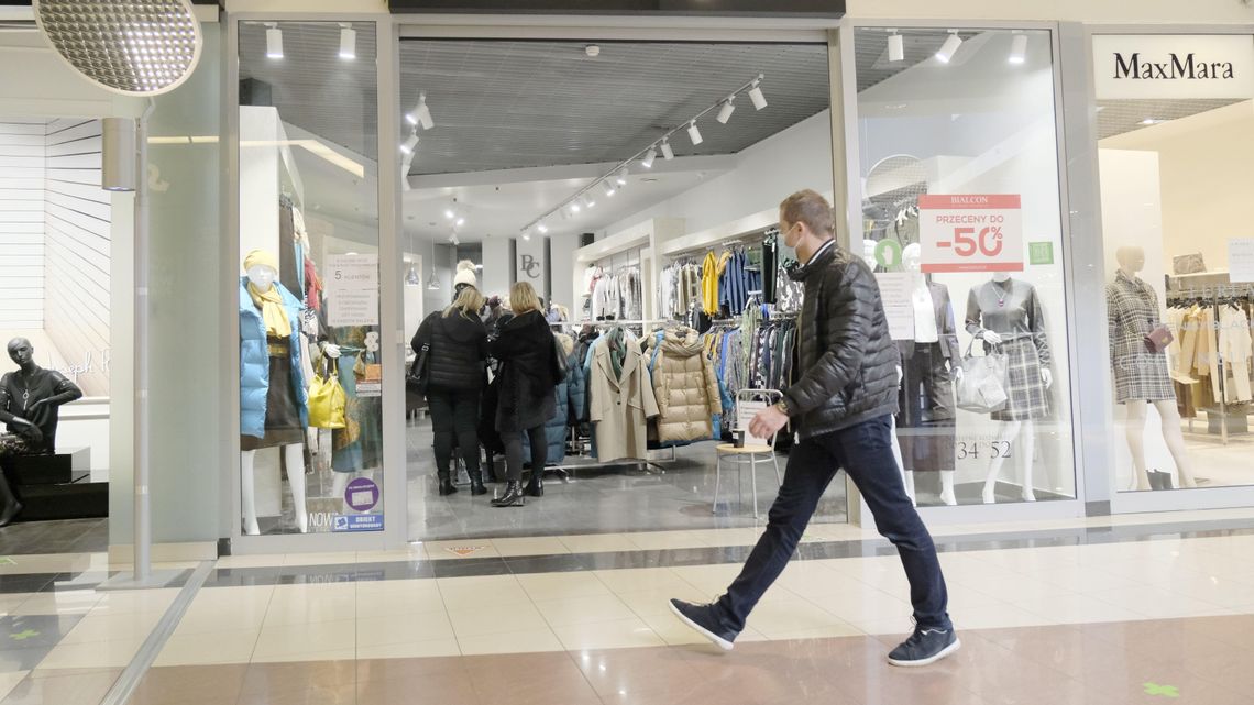 W galeriach handlowych przeceny i wyprzedaże przed zamknięciem. Dziś ostatni dzień