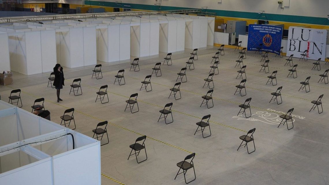 W hali pusto, a na deszczu tłumy. "Szczepionki pojechały na majówkową akcję propagandową"