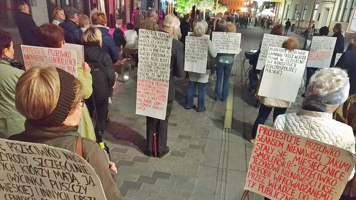 W hołdzie zwykłemu szaremu człowiekowi. Działacze KOD uczcili pamięć Piotra Szczęsnego