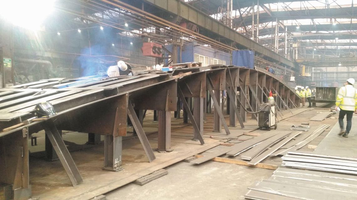 W Hucie Pokój powstaje metalowa konstrukcja kładki, która stanie nad Bystrzycą