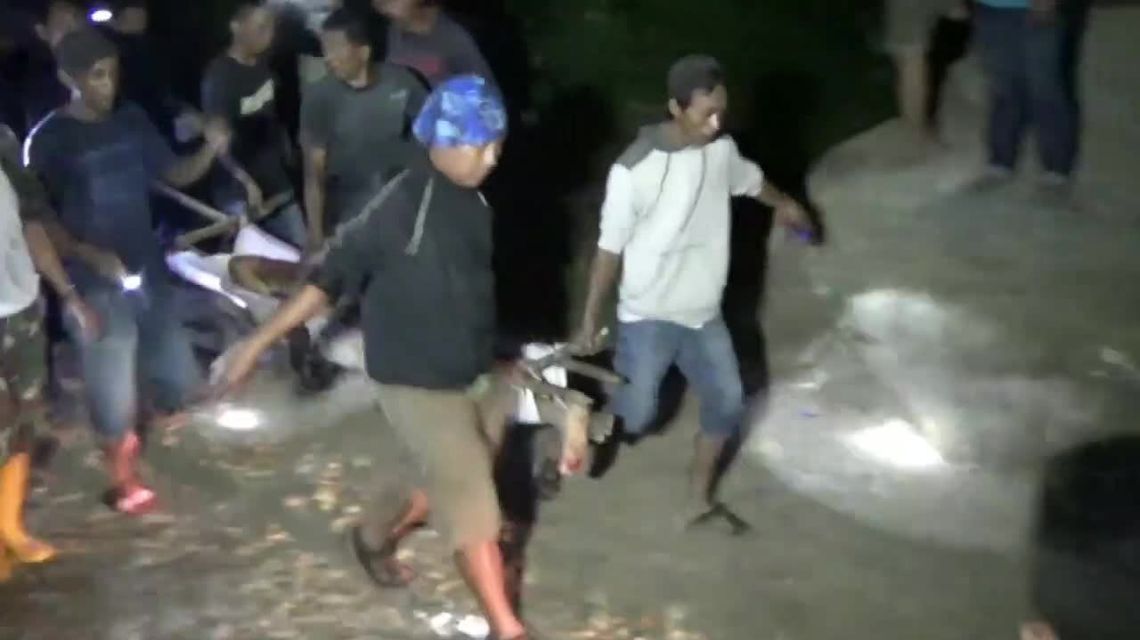 W Indonezji zawaliła się nielegalna kopalnia złota. Pod ziemią może nadal przebywać kilkadziesiąt osób [wideo]