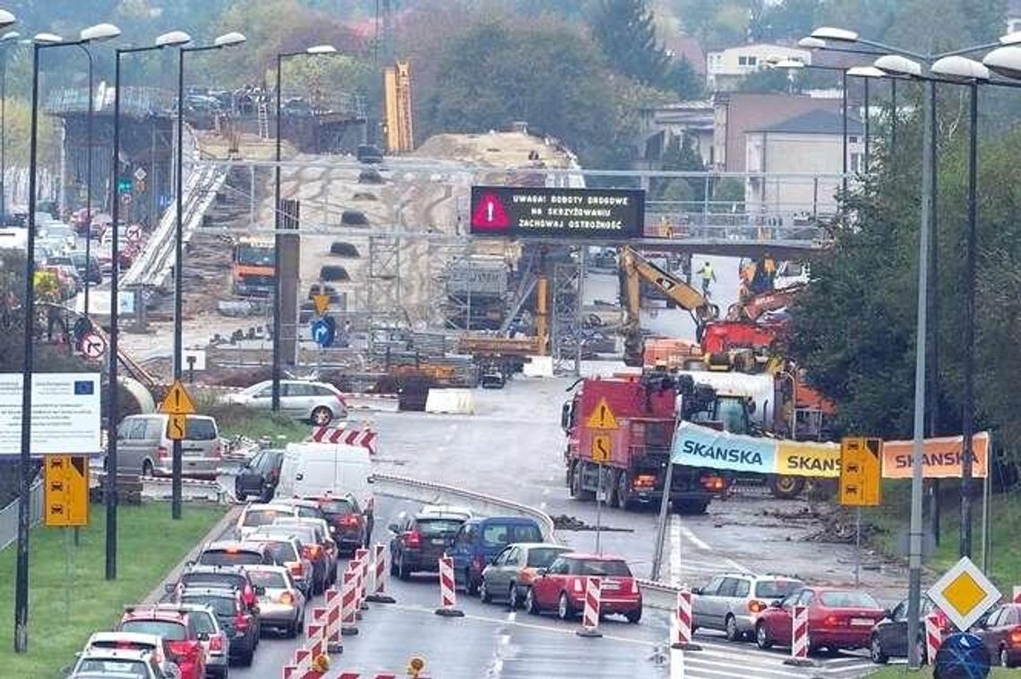 W jakim stanie jest nowy wiadukt na al. Solidarności? "Wzięli stare rupiecie, prawie że z muzeum"