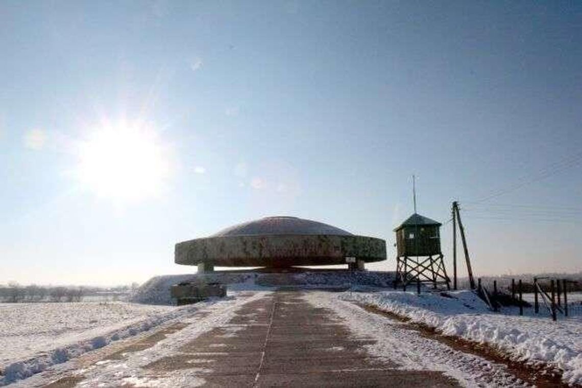 W jakim stanie jest pomnik-brama w Muzeum na Majdanku?