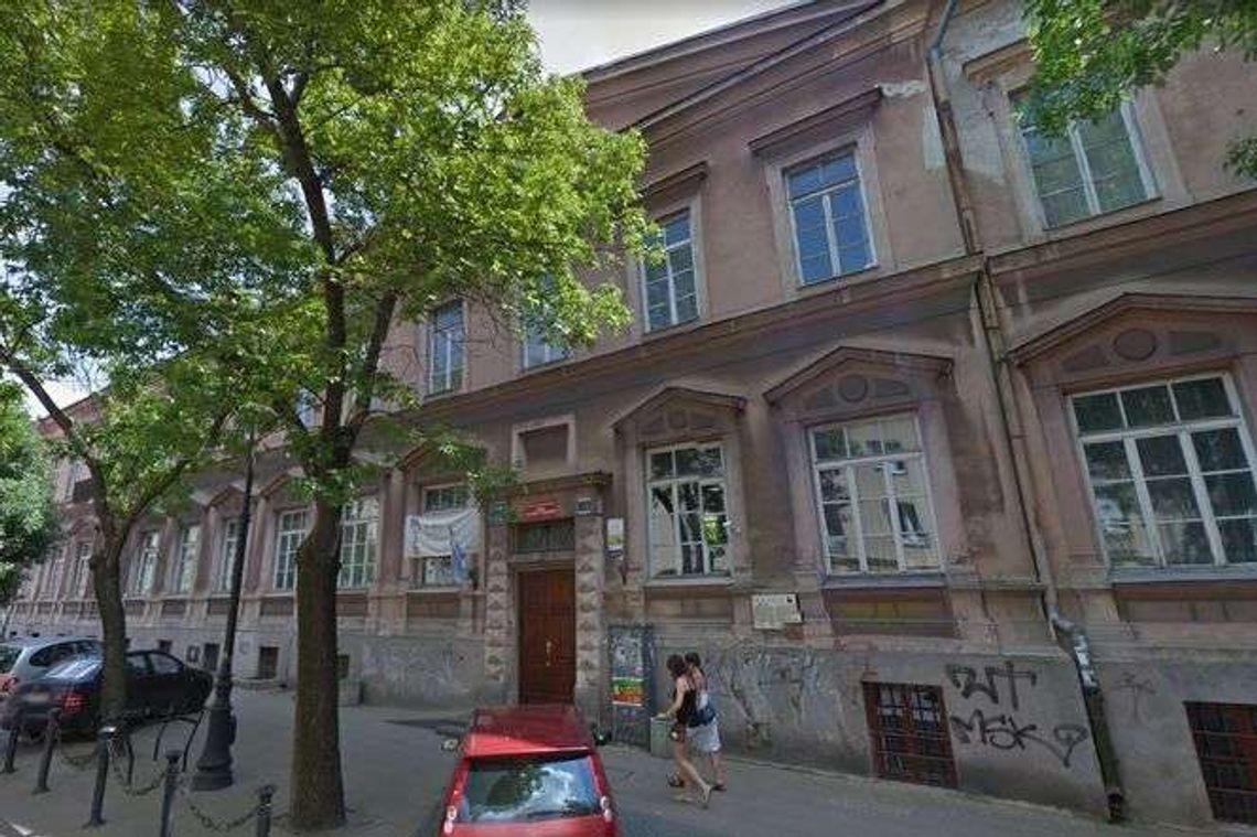 "W jednej z sal zawalił się sufit". Rektor chce przenosin instytutu, pracownicy zaskoczeni "W jednej z sal zawalił się sufit". Rektor chce przenosin instytutu, pracownicy zaskoczeni