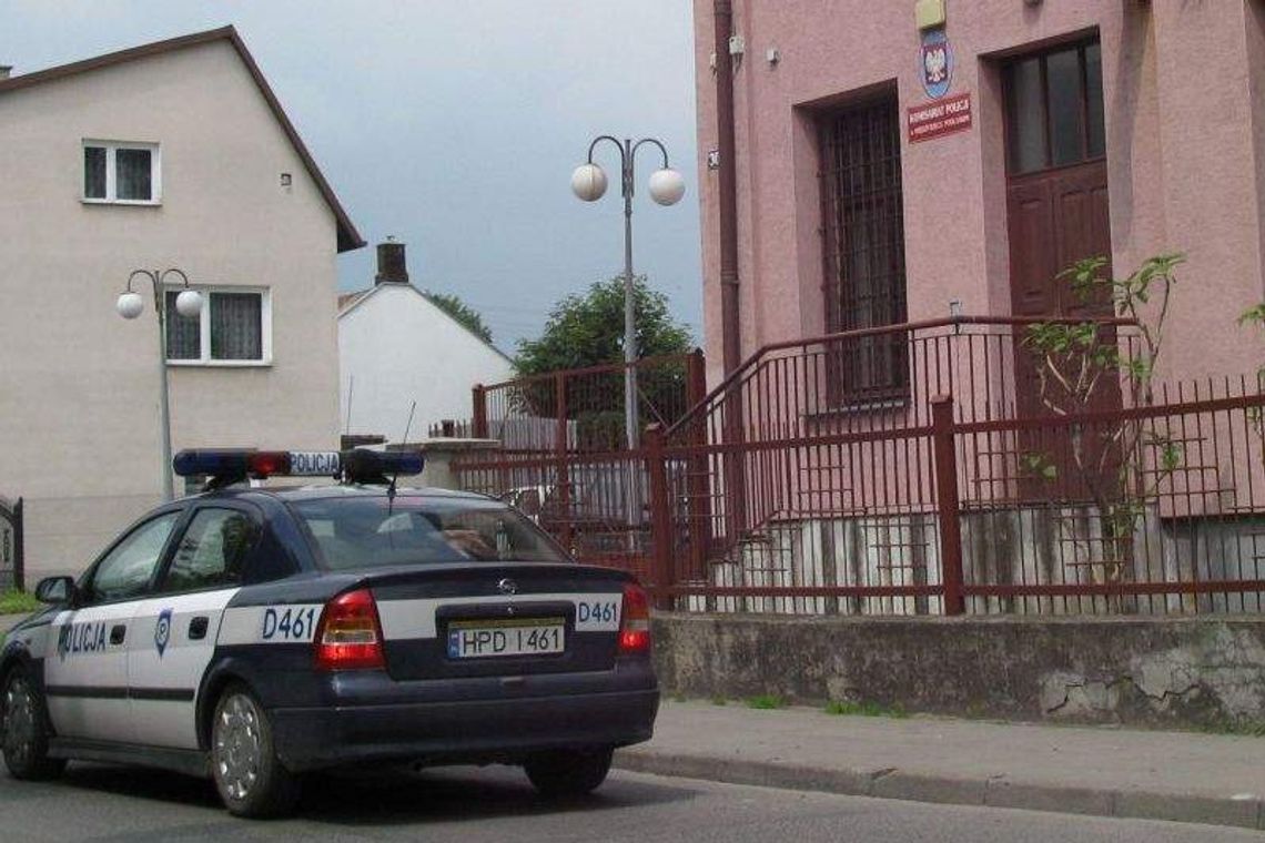 W kajdankach wyskoczył przez okno w komisariacie. Szukają go