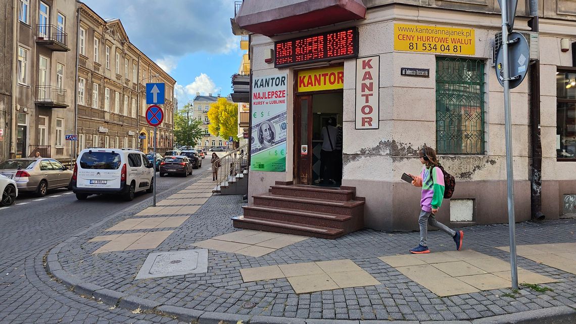 W kantorach wszystko po 5 złotych. Dlaczego waluty drożeją i kto na tym korzysta?