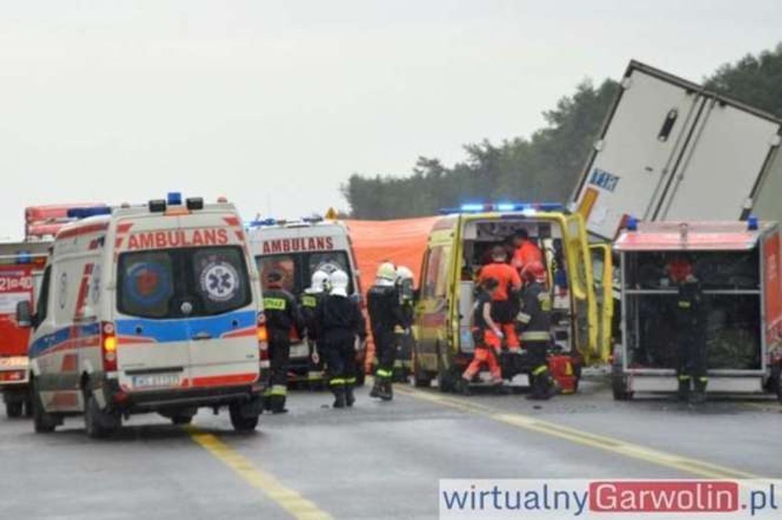 W karambolu na drodze nr 17 kilkanaście osób rannych. Kierowca z Ukrainy aresztowany
