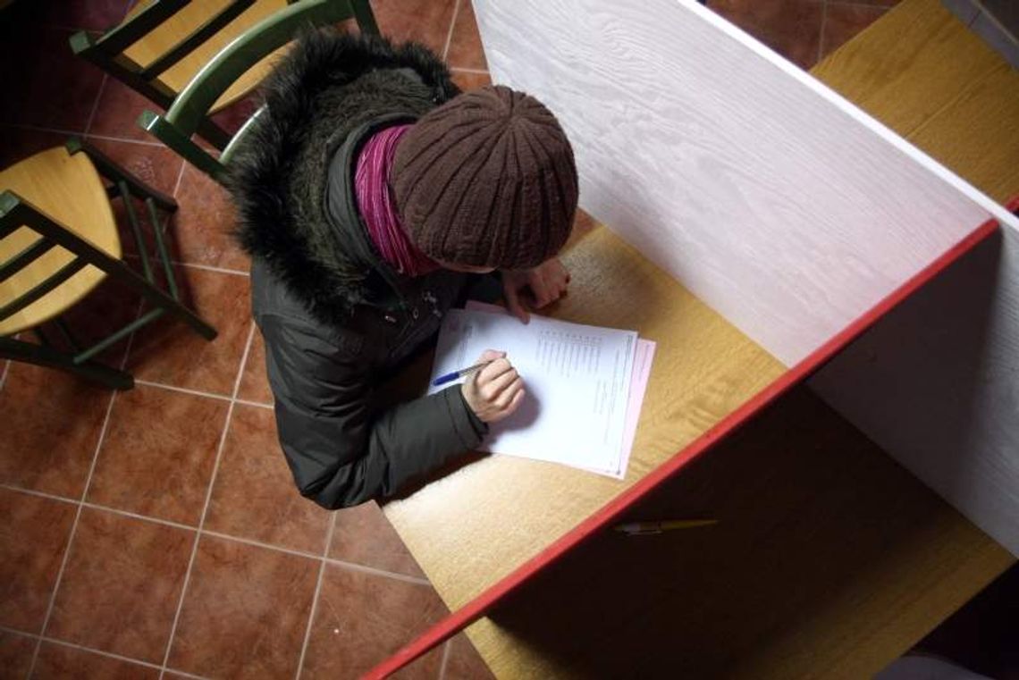 W komisjach wyborczych dalsze liczenie głosów W komisjach wyborczych dalsze liczenie głosów