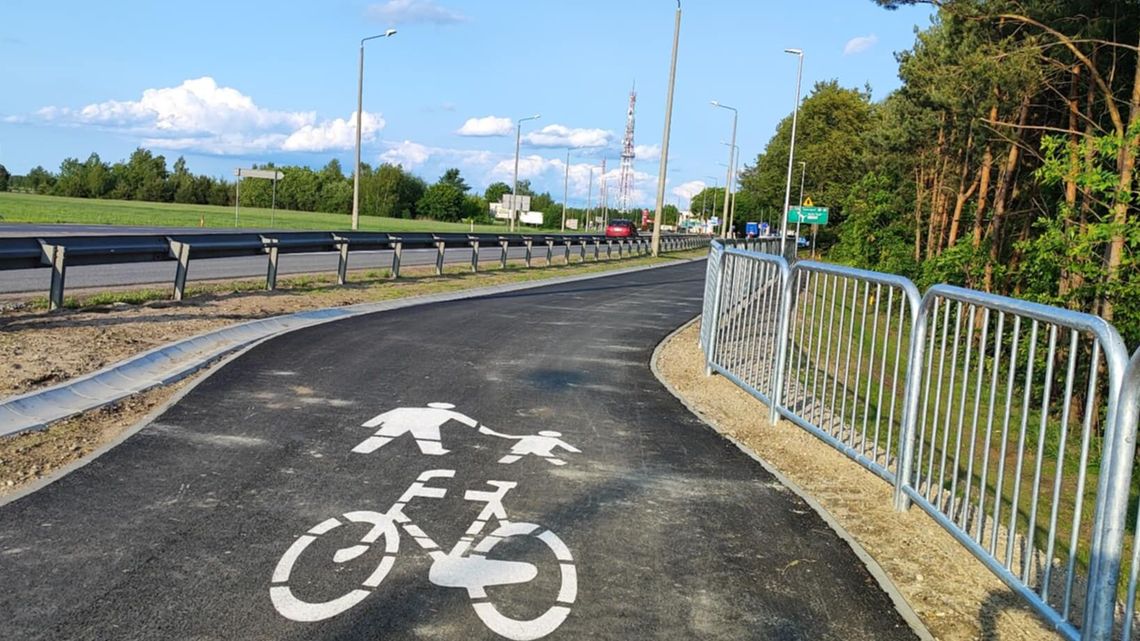 W końcu ścieżki rowerowe miasta i gminy połączyły się. Brakowało 200 metrów W końcu ścieżki rowerowe miasta i gminy połączyły się. Brakowało 200 metrów